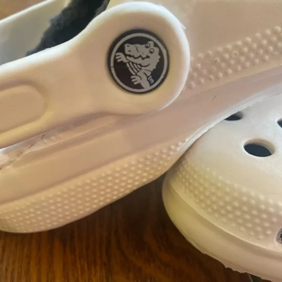 ❌SOLD❌Crocs White Lined Clogs Slippers Womens Size 10 Faux Fur Fuzzy - Picture 5 of 8